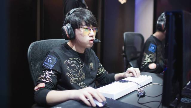 6-2、7-6！郑钦文横扫3位美国选手晋级8强，这一.